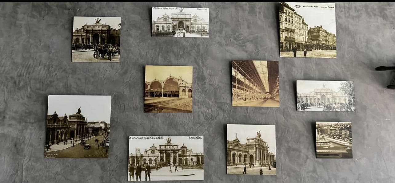 De vieilles cartes postales de Bruxelles en noir et blanc, accrochées au mur de la salle